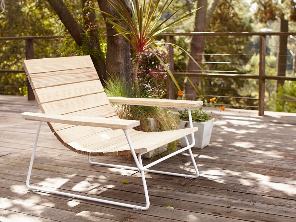 Móveis externos (imagem do NYT, usar apenas no respectivo material) - Desenvolvida pela Pfeiffer para a empresa Council, a linha de móveis para exteriores "Plank" usa o Perenial Wood, um tipo de pinho do sul, modificado pela Eastman Chemical Co. para evitar a umidade e a  deterioração - Divulgação