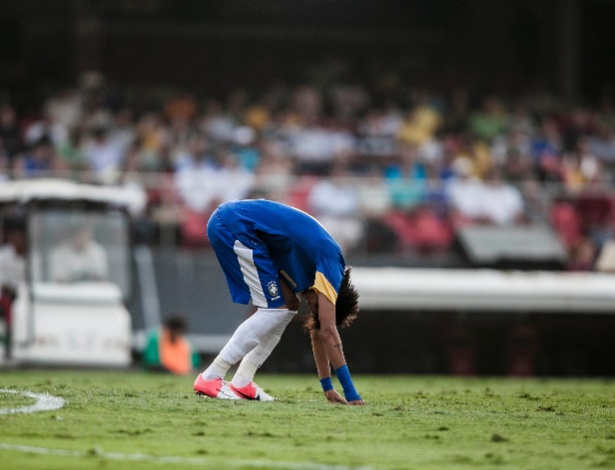 Neymar se levanta após errar finalização durante jogo do Brasil contra a África do Sul