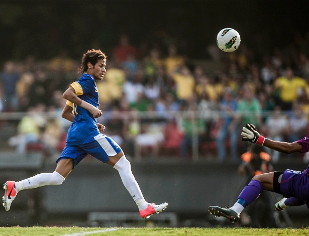 Neymar tenta, mas goleiro da África do Sul sai e intercepta lance