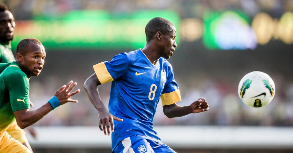 Observado por dois sul-africanos, Ramires tenta a jogada durante amistoso da seleção