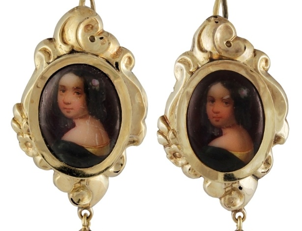 Par de brincos com a pintura do rosto da Princesa Isabel, em exposição - Divulgação