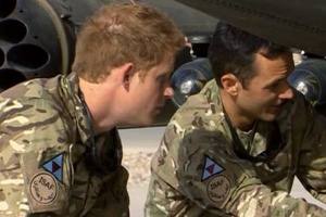 Harry inspeciona helicóptero Apache em Camp Bastion, onde está o maior número de soldados britânicos