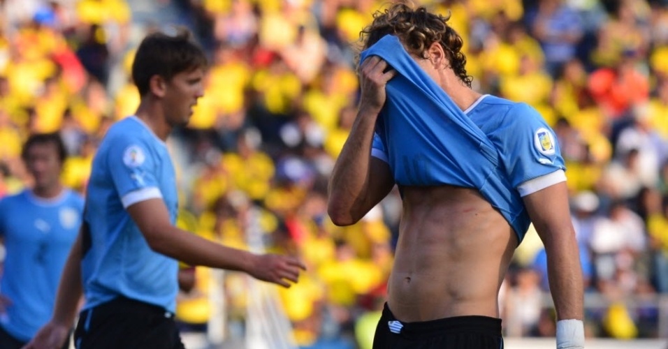 Uruguaio Diego Forlán, do Internacional, não conseguiu impedir a derrota por 4 a 0 diante da Colômbia pelas Eliminatórias Sul-Americanas para a Copa do Mundo