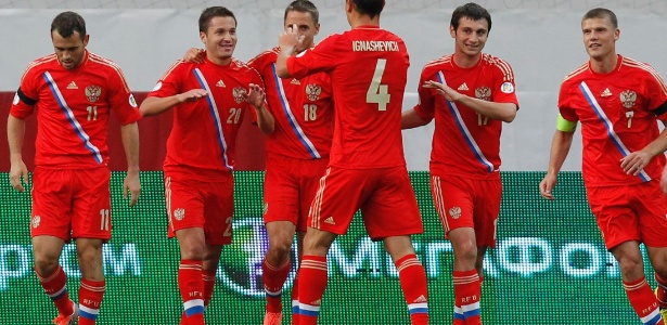 Victor Fayzulim (20) comemora com os companheiros o gol marcado pela Rússia contra a Irlanda do Norte