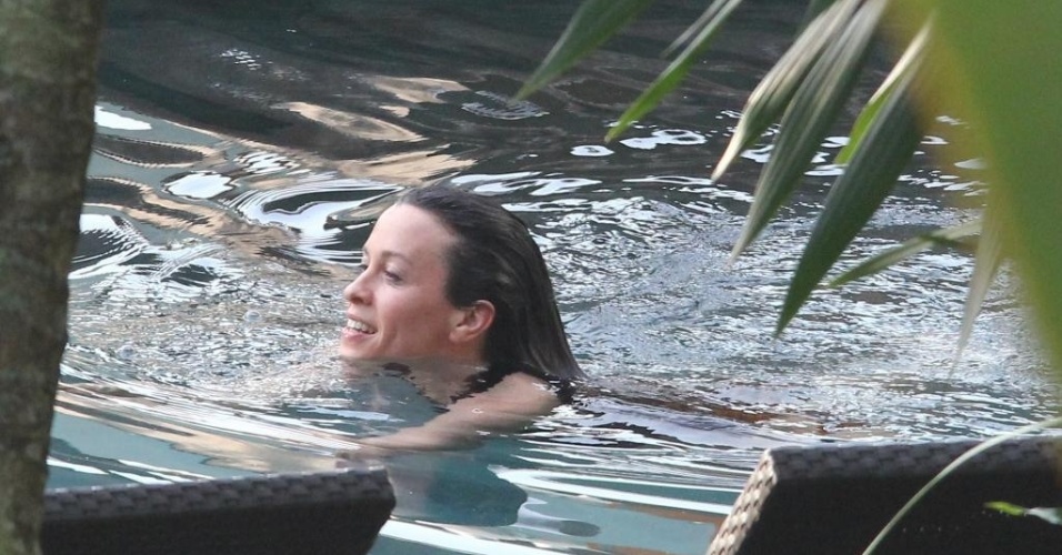 Alanis Morissette mergulha na piscina do hotel em que está hospedada no Rio de Janeiro. A cantora canadense está em turnê pelo Brasil (8/9/12)