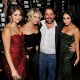 As atrizes Selena Gomez, Ashley Benson e Vanessa Hudgens (da esq para dir) abraçam o diretor Brett Ratner durante um jantar de comemoração do filme "Spring Breakers", no Festival de Toronto (7/9/12) - Jerod Harris/Getty Images For vitaminwater