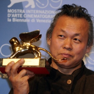 Diretor sul-coreano Kim Ki-duk exibe o Leão de Ouro conquistado no Festival de Veneza pelo filme "Pieta" (8/9/12) - AFP PHOTO / TIZIANA FABI