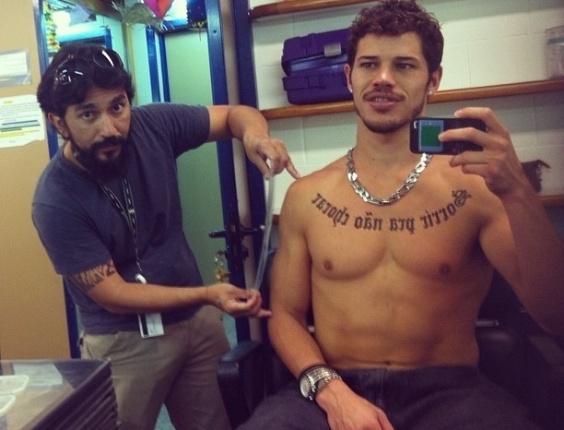 O ator José Loreto publicou em seu perfil no Twiiter uma foto em que aparece colocando as tatuagens falsas de Daskson, seu personagem em "Avenida Brasil". "Já 'estampando', escreveu o ator sobre a imagem (8/9/12)