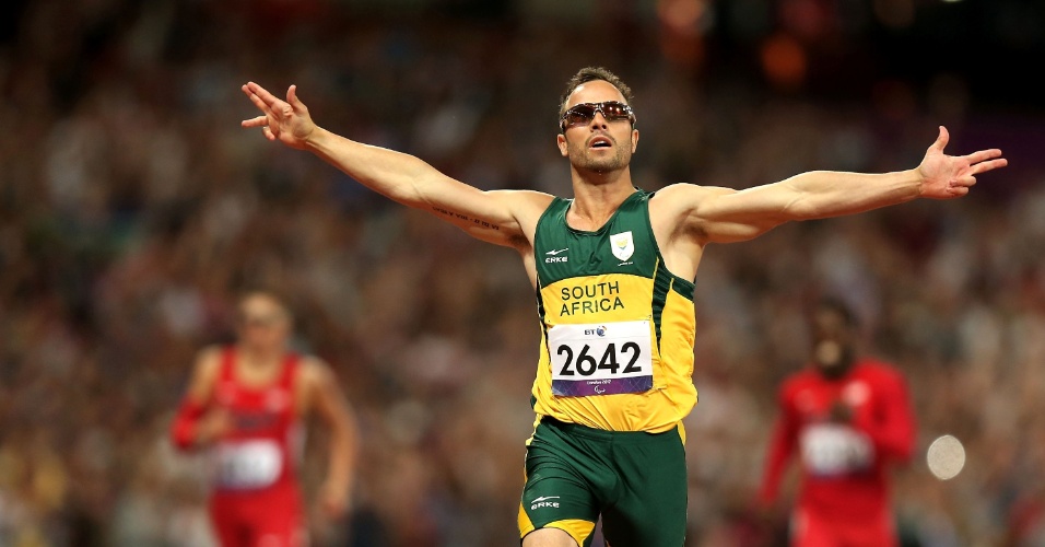 Sul-africano Oscar Pistorius comemora após cruzar linha de chegada e conquistar o ouro nos 400m T44