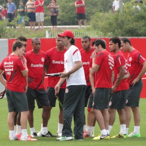 Fernandão aproveitou dois momentos do treino para passar instruções ao time que terá duas mudanças - Carmelito Bifano/UOL Esporte