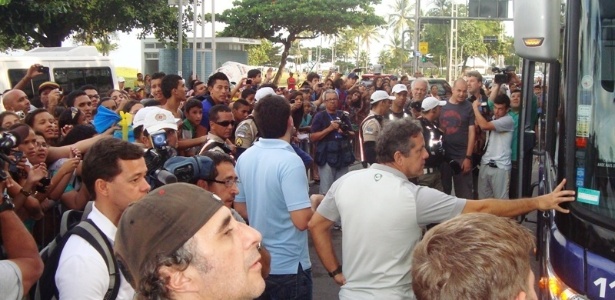 Torcedores cercam o ônibus da seleção brasileira em Recife