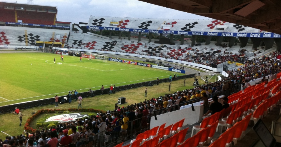 A seleção brasileira contou com o apoio do torcedor no treino deste domingo em Recife