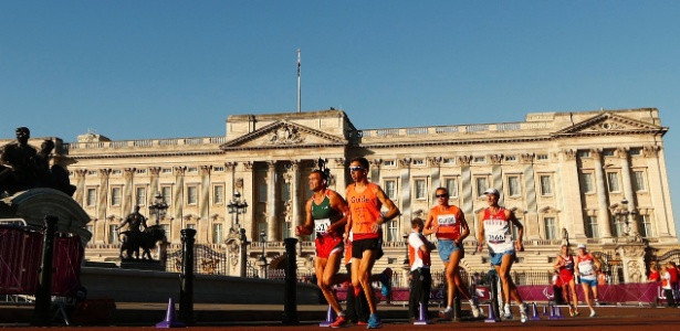 Corredores passaram pelo Palácio de Buckingham durante a maratona Paraolímpica - REUTERS/Eddie Keogh 