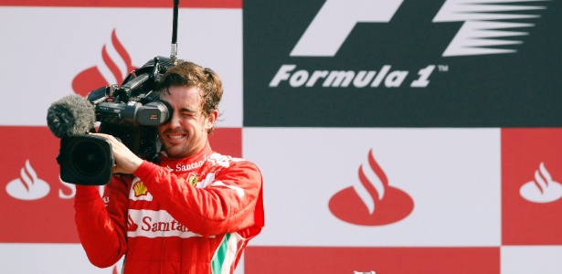 Fernando Alonso fez a festa e até brincou com câmera no pódio do GP da Itália - REUTERS/Giampiero Sposito