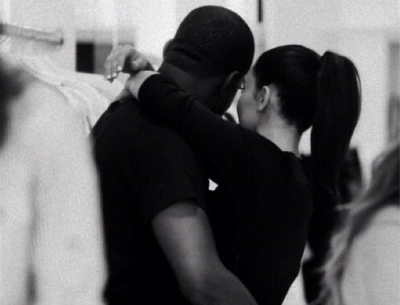 Foto publicada por Kim Kardashian mostra ela e o namorado Kany West em momento romântico. Na legenda da imagem, a socialite escreveu "Meu anjo" (8/9/12)