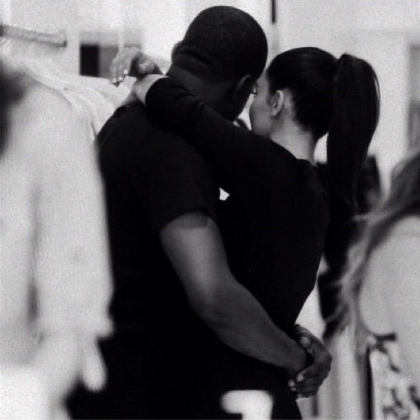 Foto publicada por Kim Kardashian mostra ela e o namorado Kany West em momento romântico. Na legenda da imagem, a socialite escreveu 