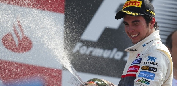 Sergio Perez comemora a segunda colocação do Grande Prêmio da Itália (09/09/12) - EFE/VALDRIN XHEMAJ