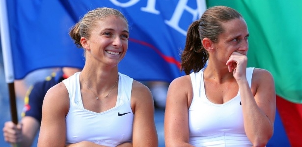 Italianas Sara Errani e Roberta Vinci aguardam premiação por título de duplas - Cameron Spencer/Getty Images/AFP