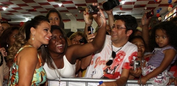 Viviane Araújo tira foto com fãs em tarde de autógrafos na quadra do Salgueiro, no Rio de Janeiro (9/9/12)