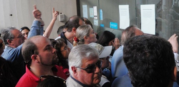 Clientes esperam em frente ao Banco Macro, em Santa Fé, assaltado no último sábado (8) - Télam