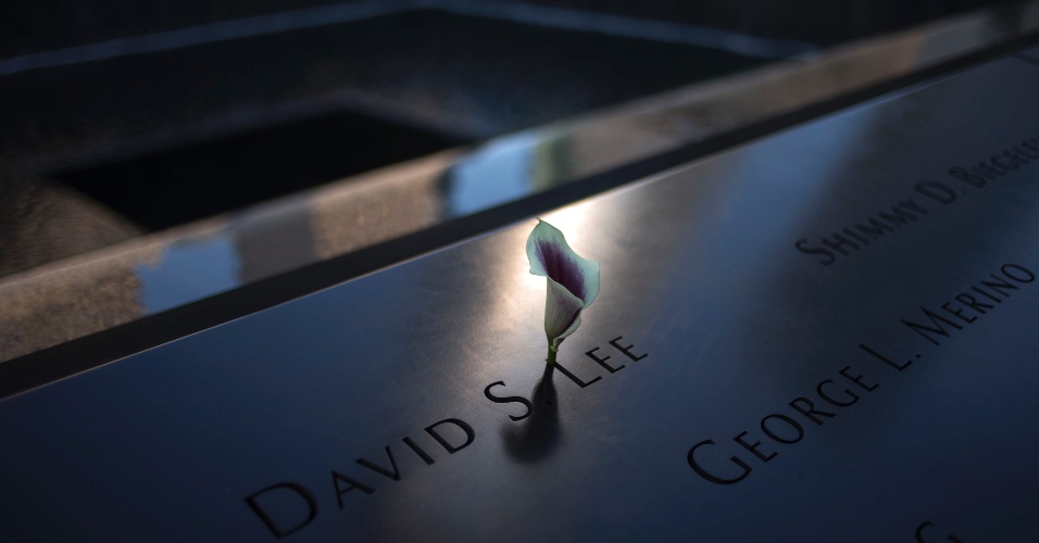 10.set.2012 - Flor solitária em cima de placa em homenagem a uma das vítima do ataque de 11 de setembro, em Nova York, nos Estados Unidos
