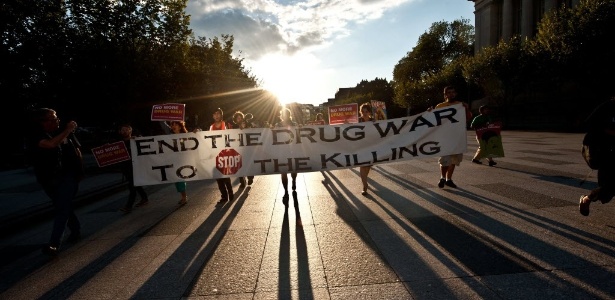 Integrantes da "Caravana pela Paz" protestam perto da Casa Branca, em Washington, nos Estados Unidos, contra o narcotráfico e a violência no México. Imagem de 10 de setembro de 2012