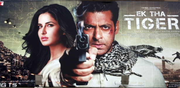 Cartaz do filme "Ek Tha Tiger" em frente a um cinema de Nova Delhi (4/9/12) - EFE/Igor G. Barbero