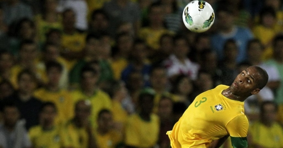 Dedé, zagueiro do Vasco e da seleção, mata bola no peito durante amistoso contra a China no Recife (10/09/20121)