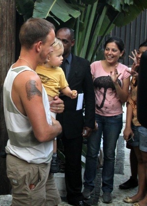Fãs se despedem do filho de Alanis Morissette durante passagem pelo Rio de Janeiro para turnê de seu novo álbum (8/9/12)
