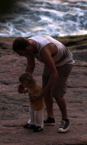 Filho de Alanis Morissette em uma praia no Rio de Janeiro (8/9/12)