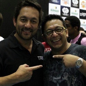 Fernando Yamasaki, à direita, posa com o irmão mais famoso Mário, que é um dos árbitros mais famosos do MMA e presença constante no UFC - Marcelo Alonso/Portal do Vale Tudo