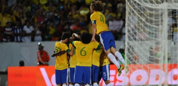 Jogadores do Brasil celebram tento na goleada em amistoso contra a China em Recife