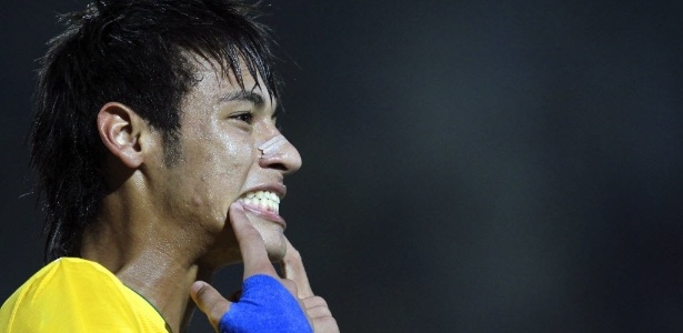 Neymar celebra gol forçando um sorriso no amistoso contra a China - Antonio Lacerda / EFE
