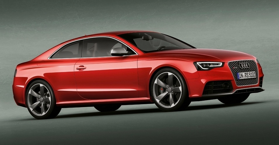 Os dois carpetes que decoram o interior do Audi RS5 (com o nome do carro gravado) são opcionais de concessionária e custam R$ 3.481,05, muito mais do que o tapete de pele de carneiro que você queria em sua casa - Divulgação
