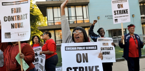 Professores protestam durante greve em frente à escola pública Anthony Overton, em Chicago (EUA);<br>com a paralisação, mais de 300 mil estudantes ficaram sem aulas nesta segunda-feira (10) - Jean Lachat/Reuters