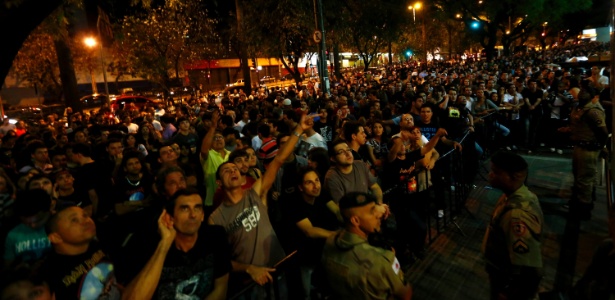 Público em frente ao Chevrolet Hall durante o anúncio do cancelamento do show (10/9/12) - Marcus Desimoni/UOL