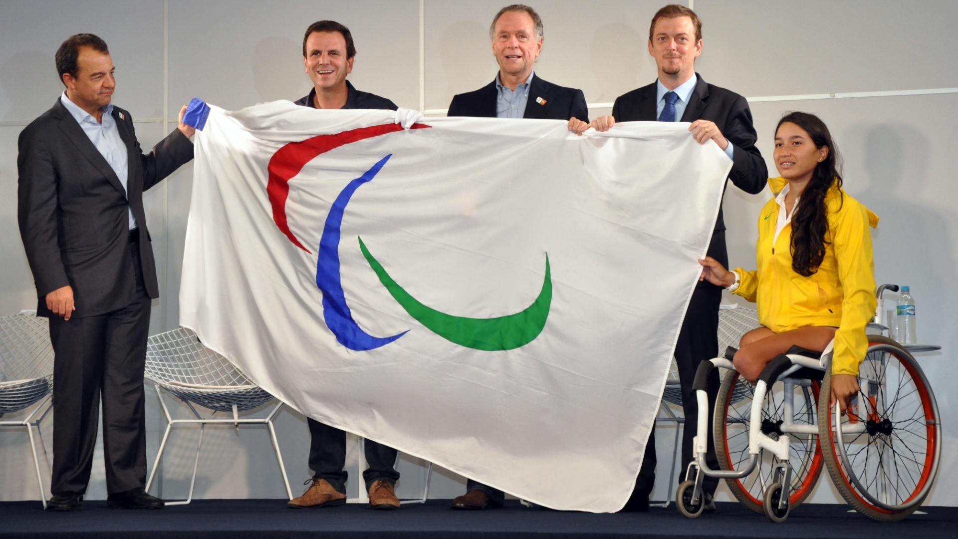 Sérgio Cabral, Eduardo Paes, Carlos Arthur Nuzman, Andrew Parsons e Natália Mayara participaram da apresentação da bandeira paraolímpica no Rio de Janeiro