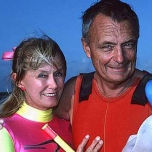 Valerie e Ron Taylor, especialistas em tubarões que trabalharam no clássico de Steven Spielberg - Reprodução/SMH.com