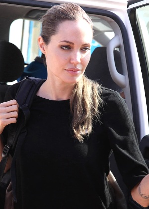 Angelina Jolie visitou refugiados da Síria que conseguiram atravessar a fronteira com a Jordânia