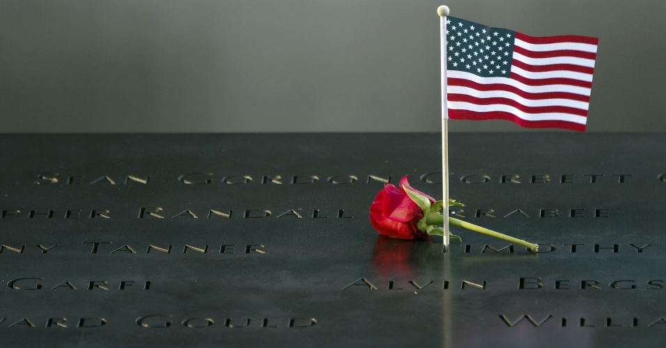 11.set.2012 - Bandeira americana e uma flor  em placa do memorial para as vítimas do ataque de 11 de Setembro, em Nova York, nos Estados Unidos