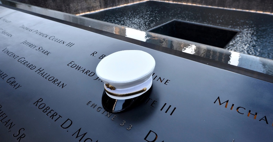 11.set.2012 - Chapéu de bombeiro é colocado sobre inscrições de nomes de vítimas dos ataques de 11 de setembro, em memorial, no World Trade Center, em Nova York
