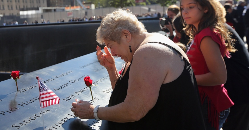 11.set.2012 - Familiar de vítima dos ataques terroristas de 11 de setembro de 2001 se emociona em memorial, no World Trade Center, em Nova York (EUA)