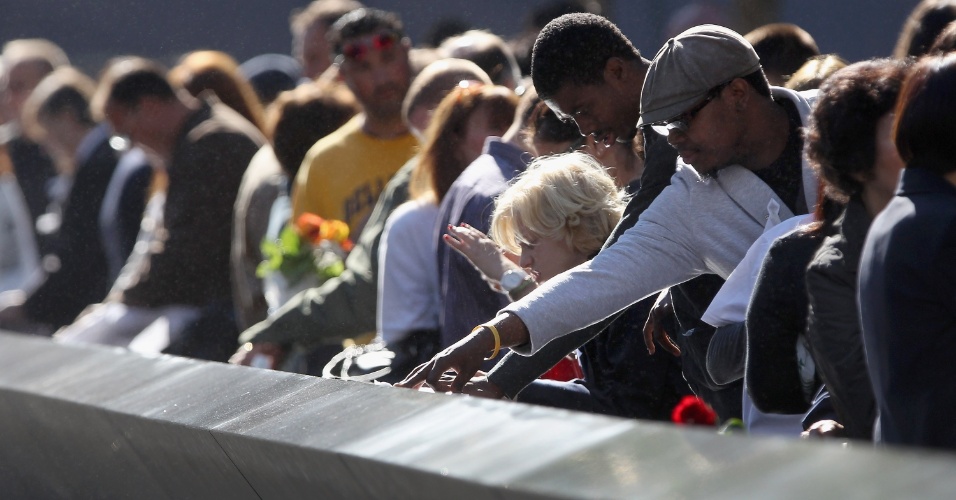 11.set.2012 - Familiares de vítima dos ataques terroristas de 11 de setembro de 2001 procuram nomes de parentes mortos nos atentados, em memorial, no  World Trade Center, em Nova York (EUA)