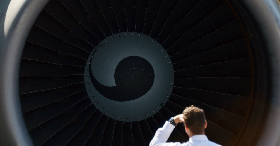 11.set.2012 - Homem observa turbina de avião no Show Aéreo Internacional ILA, em Schoenefeld, na Alemanha