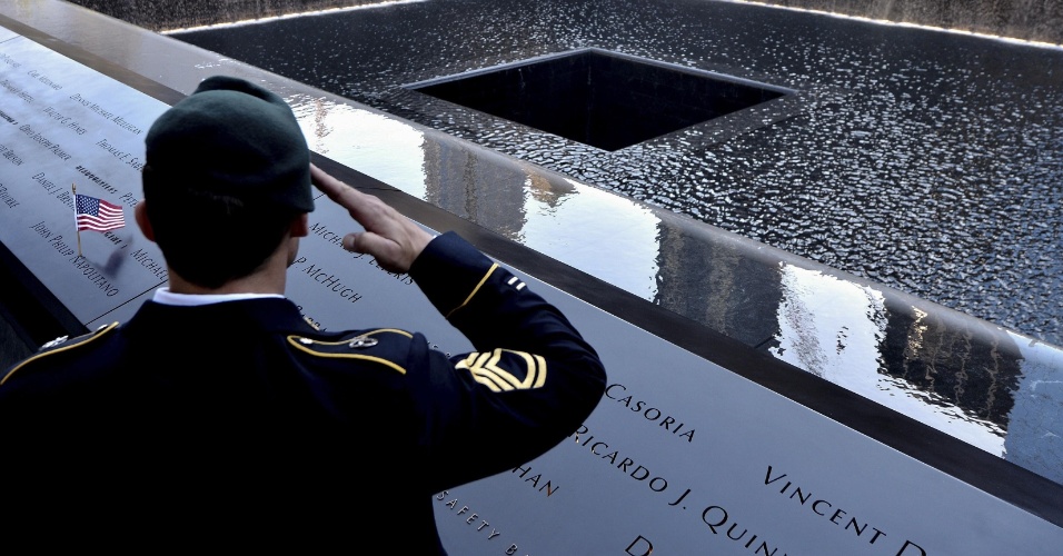 11.set.2012 - Membro das Forças Armadas dos Estados Unidos presta continência às vítimas dos atentados de 11 de setembro de 2001, durante cerimônia no World Trade Center, em Nova York (EUA)