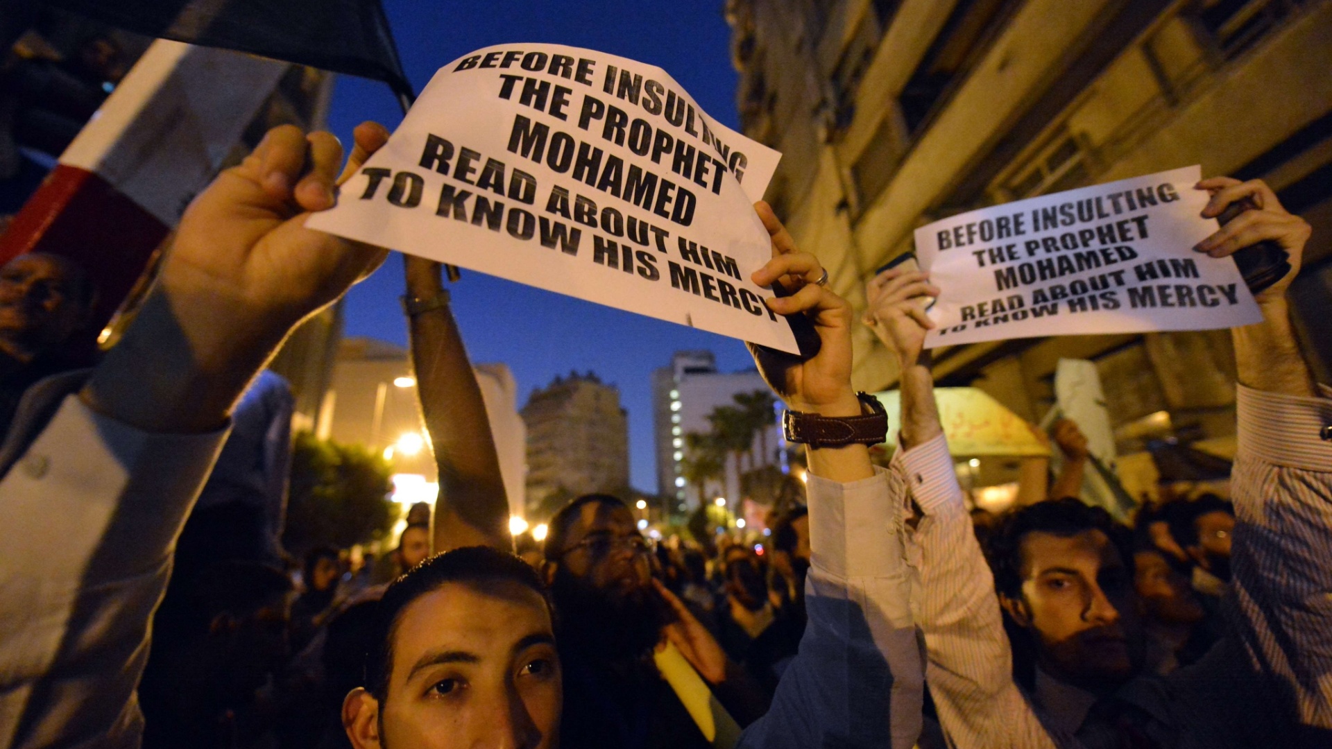 11.set.2012 - Milhares de manifestantes egípcios, em sua maioria islâmicos salafitas, protestaram na embaixada dos Estados Unidos no Cairo contra o filme "O Julgamento de Maomé", recém-lançado nos EUA, considerado por eles ofensivo ao islã - Khaled Desouki/AFP