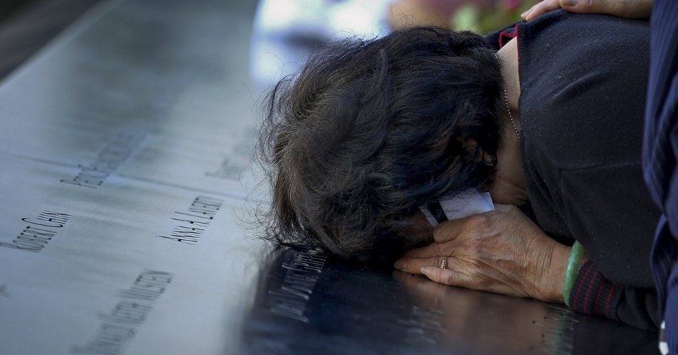 11.set.2012 - Mulher chora durante homenagem às vítimas dos atentados terroristas de 11 de setembro de 2001, no World Trade Center, em Nova York