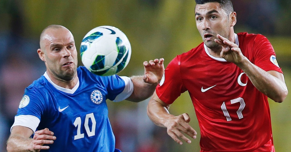 11.set.2012 - O jogador da Turquia Burak Yilmaz (dir.) disputa bola com o jogador da Estônia Joel Lindpere, durante eliminatória da Copa do Mundo 2014, em Istambul, na Turquia