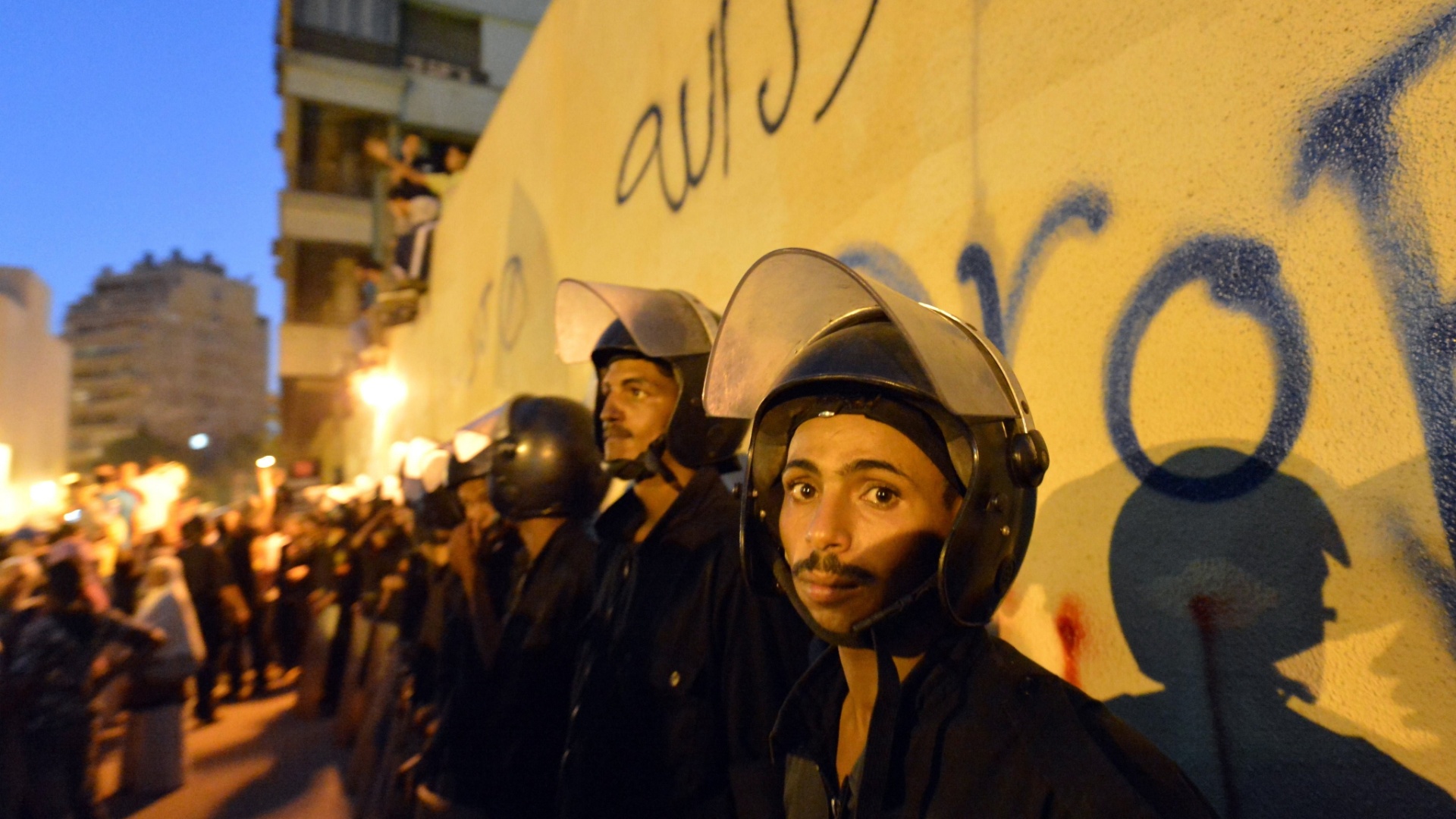11.set.2012 - Policiais protegem embaixada dos Estados Unidos no Cairo, Egito; o local foi cenário de protestos contra o filme "O Julgamento de Maomé", recém-lançado nos EUA, considerado pelos manifestantes ofensivo ao islã - Khaled Desouki/AFP