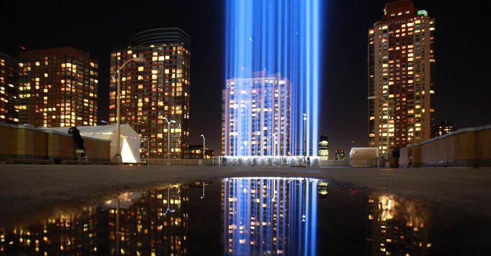 11.set.2012 - Potentes feixes de luz são ligados próximos à estátua da Liberdade e ao edifício One World Trade Center, em Nova York (EUA), para relembrar os onze anos dos ataques terroristas contra o World Trade Center